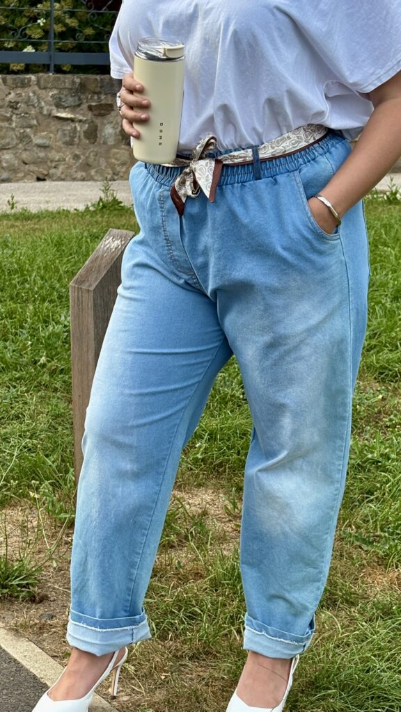 Jean bleu grande taille ceinture foulard