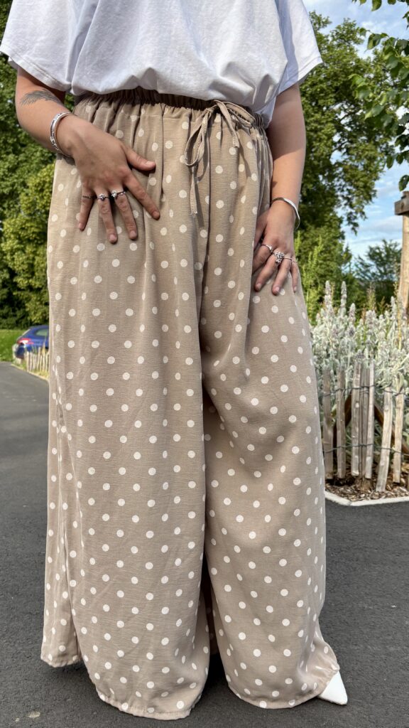 Pantalon large à pois grande taille