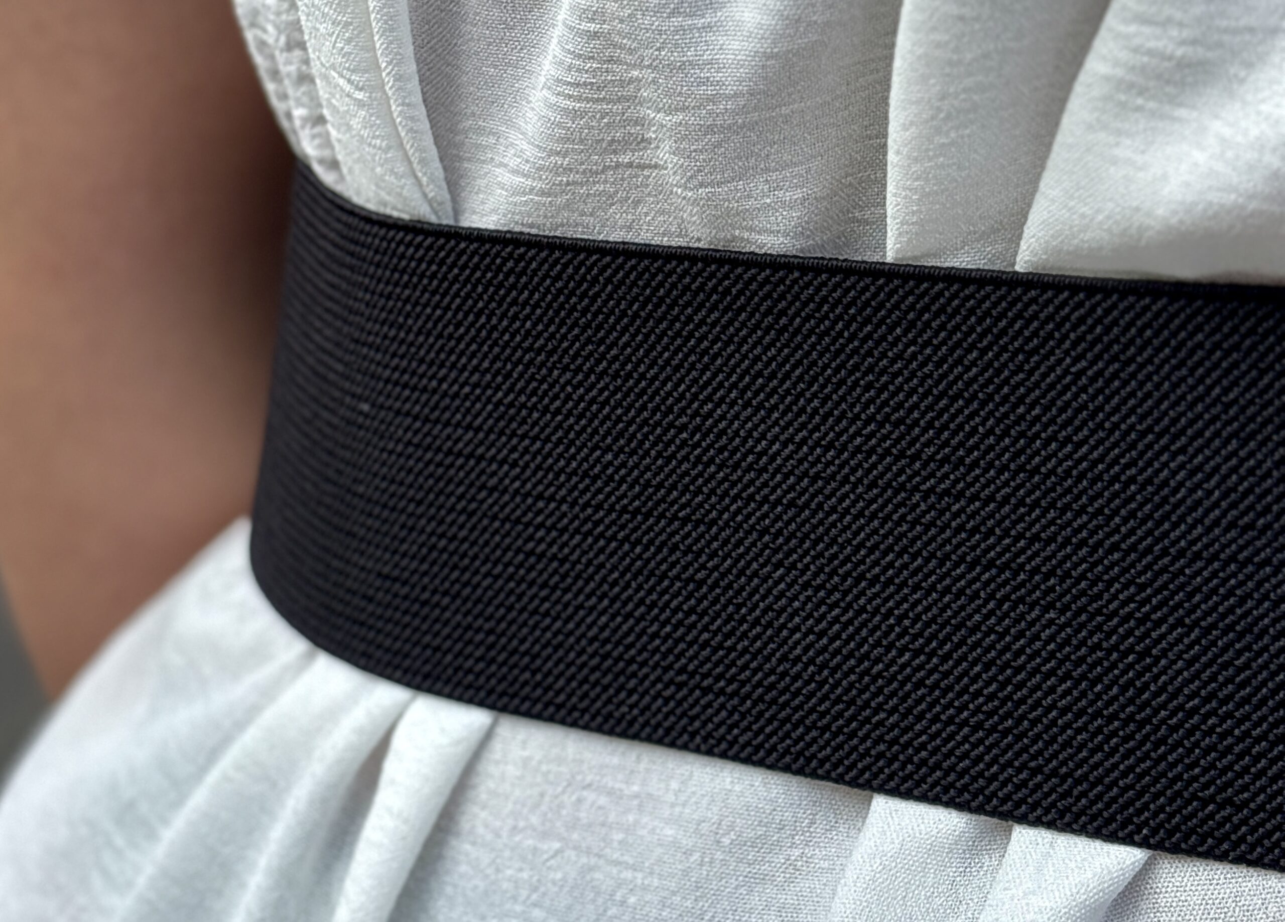 Ceinture noire femme détails dorés